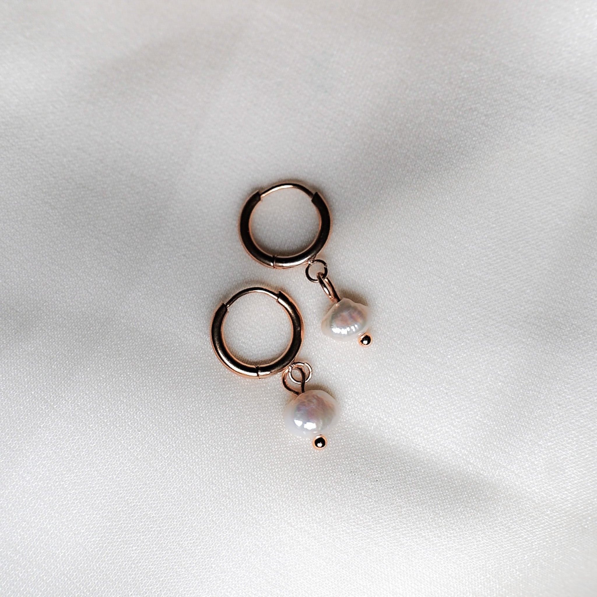 Orecchini a Cerchio Minimal con Perle